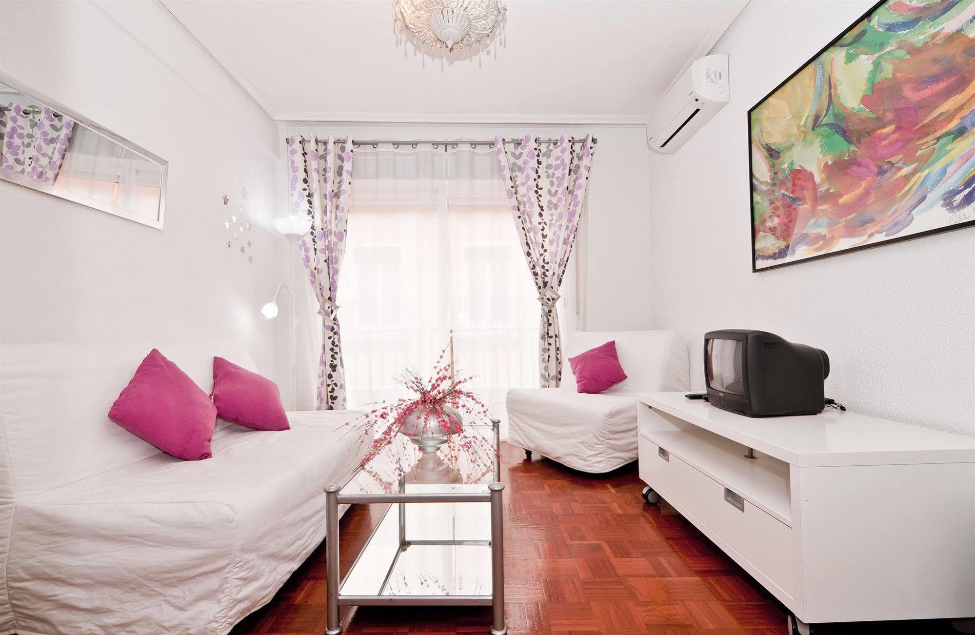 Apartamentos Aqui Me Quedo Мадрид Экстерьер фото
