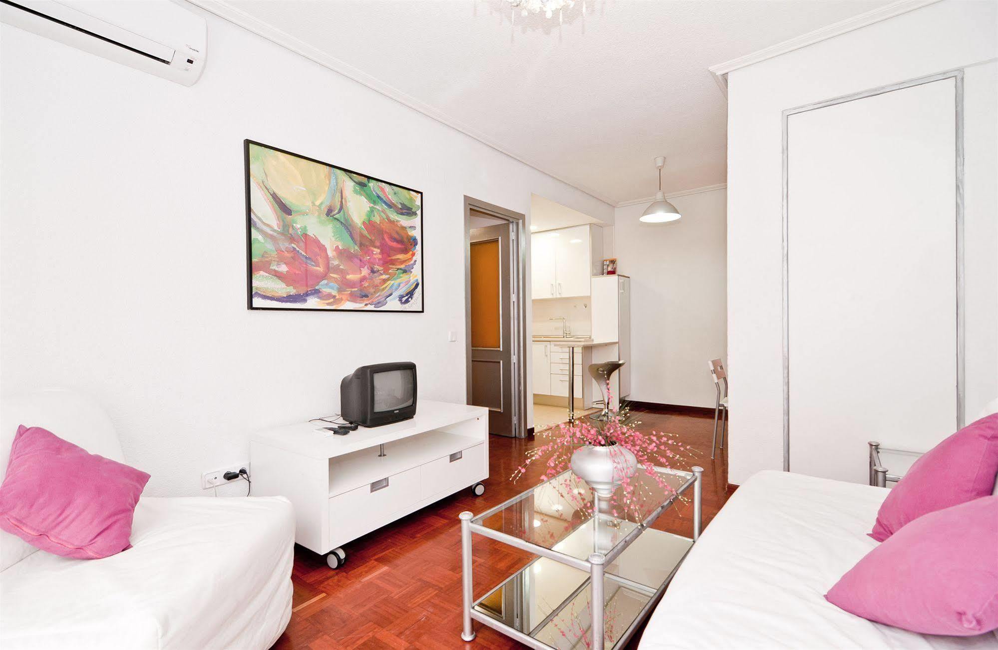 Apartamentos Aqui Me Quedo Мадрид Экстерьер фото